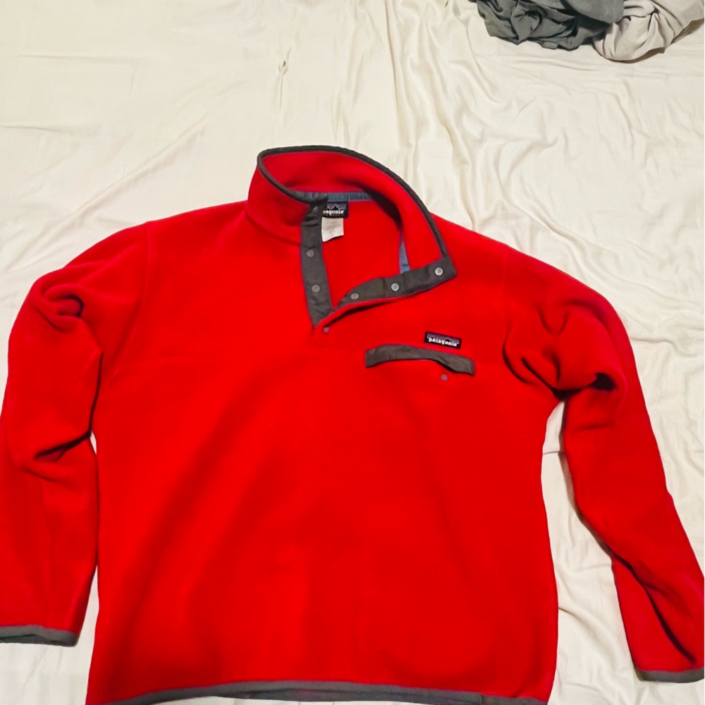 Patagonia Synchilla Red fits big